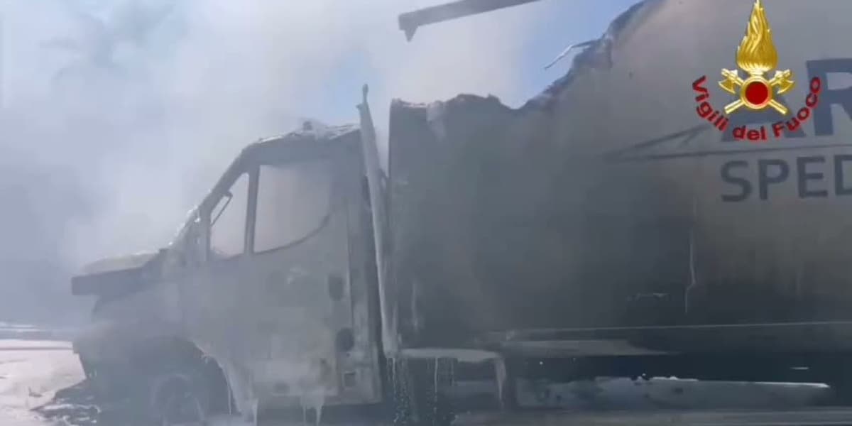 Autocarro in fiamme a Botricello, traffico bloccato sulla statale 106 in direzione Crotone