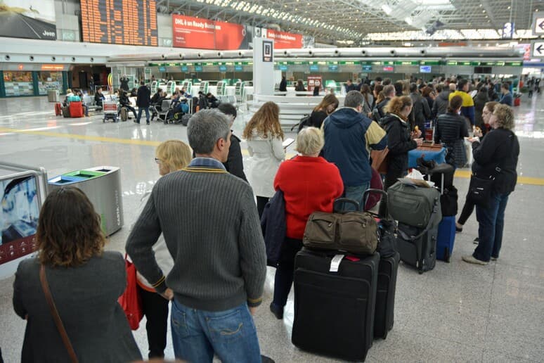Scioperi nel trasporto aereo, caos a Fiumicino: oltre 100 voli cancellati, più di 50 Ita Airways