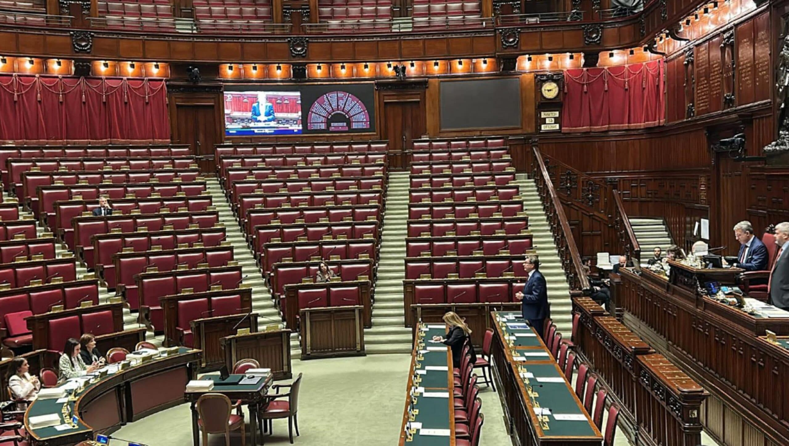 Manovra, salta il termine del 20 ottobre: si attende il via libera Ue sulla flessibilità. Aula semivuota per Giorgetti