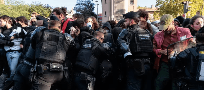Studenti in piazza, scontri a Parigi e Strasburgo. Trump: "E' colpa dell'Islam"