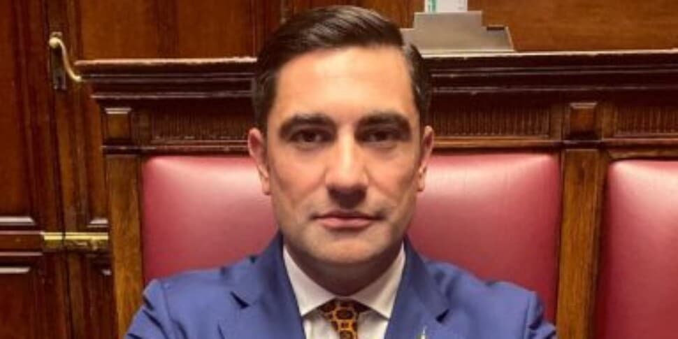 Vannacci lancia il nuovo partito, il deputato lametino Furgiuele saluta la platea con un «Cari amici camerati»