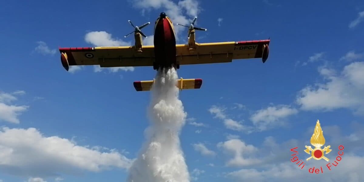 Vasto incendio a Trebisacce vicino ai cantieri della nuova SS106: in azione Canadair ed elicottero
