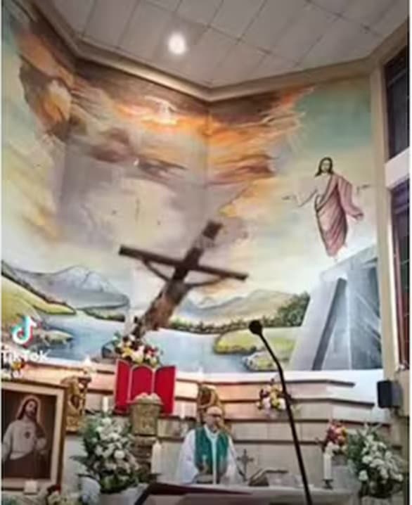 La croce si stacca dalla parete e uccide il sacerdote durante la messa in diretta streaming in Ecuador
