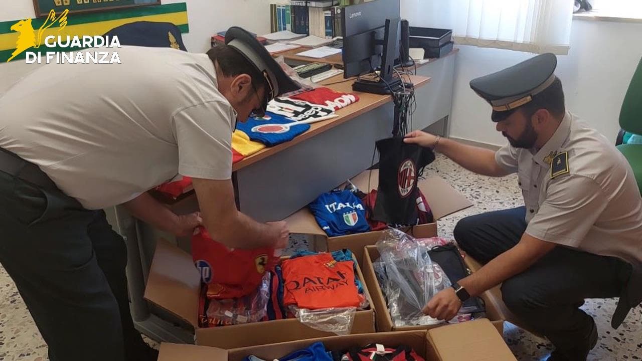 Laboratorio del falso e lavoro nero, uno store di capi sportivi sequestrato a Cefalu'