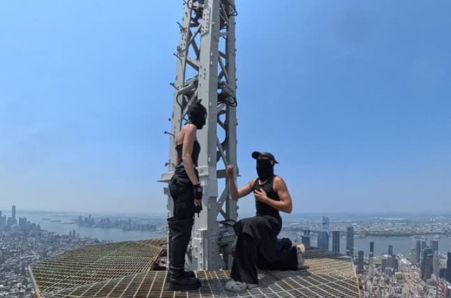 Si arrampicano sull'Empire State Building e lui le chiede di sposarla: arrestati due russi a New York