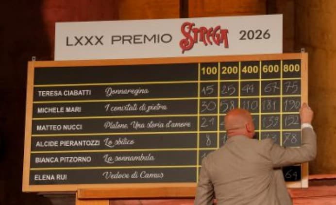 Michele Mari va oltre le polemiche e vince il Premio Strega 2026