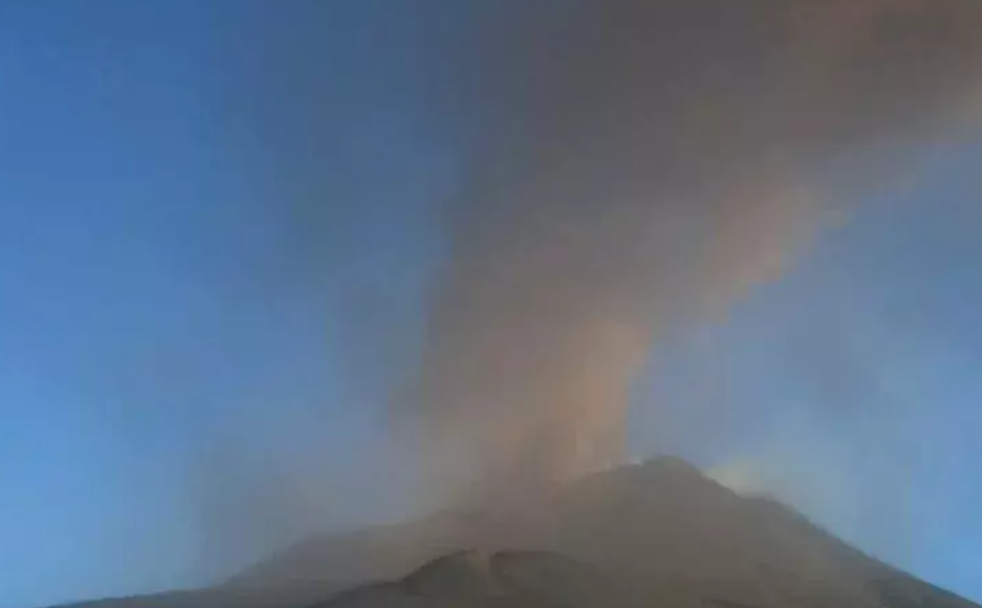 Etna, nube di cenere alta 4 chilometri: Vona rosso per l’attività ai crateri sommitali