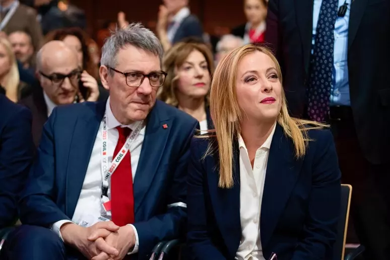 Fidanza (FdI) accusa la Cgil: "Si sono voltati di spalle mentre La Russa leggeva il messaggio di Mattarella". Meloni: "Gesto grave e vergognoso". La replica di Landini: "Non ci giriamo mai dall'altra parte"