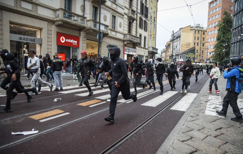 Rabbia e violenza, l'ombra dell'internazionale del disordine della Gen Z. Si organizzano su Tik Tok, hanno tra 13 e 18 anni