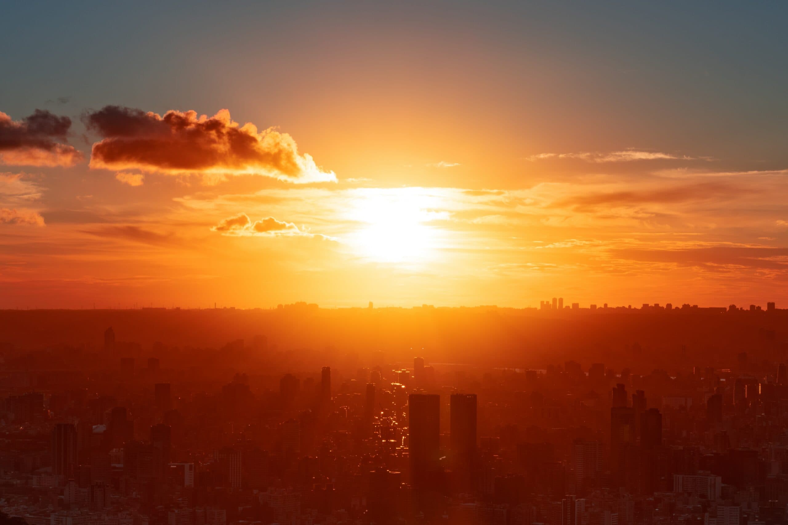 Meteo, l'anticiclone cede ma è solo un'illusione: temporali nel weekend e poi nuova fiammata record oltre i 40°C