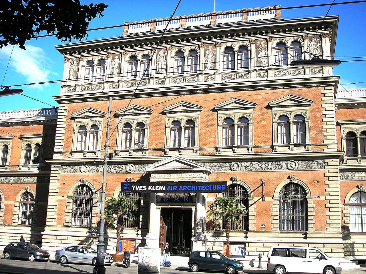 Furto al museo davanti ai visitatori: infrangono una teca e scappano con un gioiello a Vienna