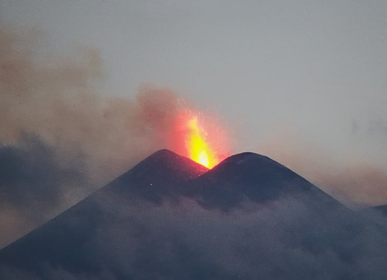 Etna, il ministro Musumeci: "Fuori posto non è il vulcano ma l'aeroporto di Catania"