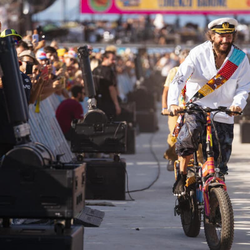 "Pezzo di amianto nell'area del concerto", annullato lo show di Jovanotti a Barletta