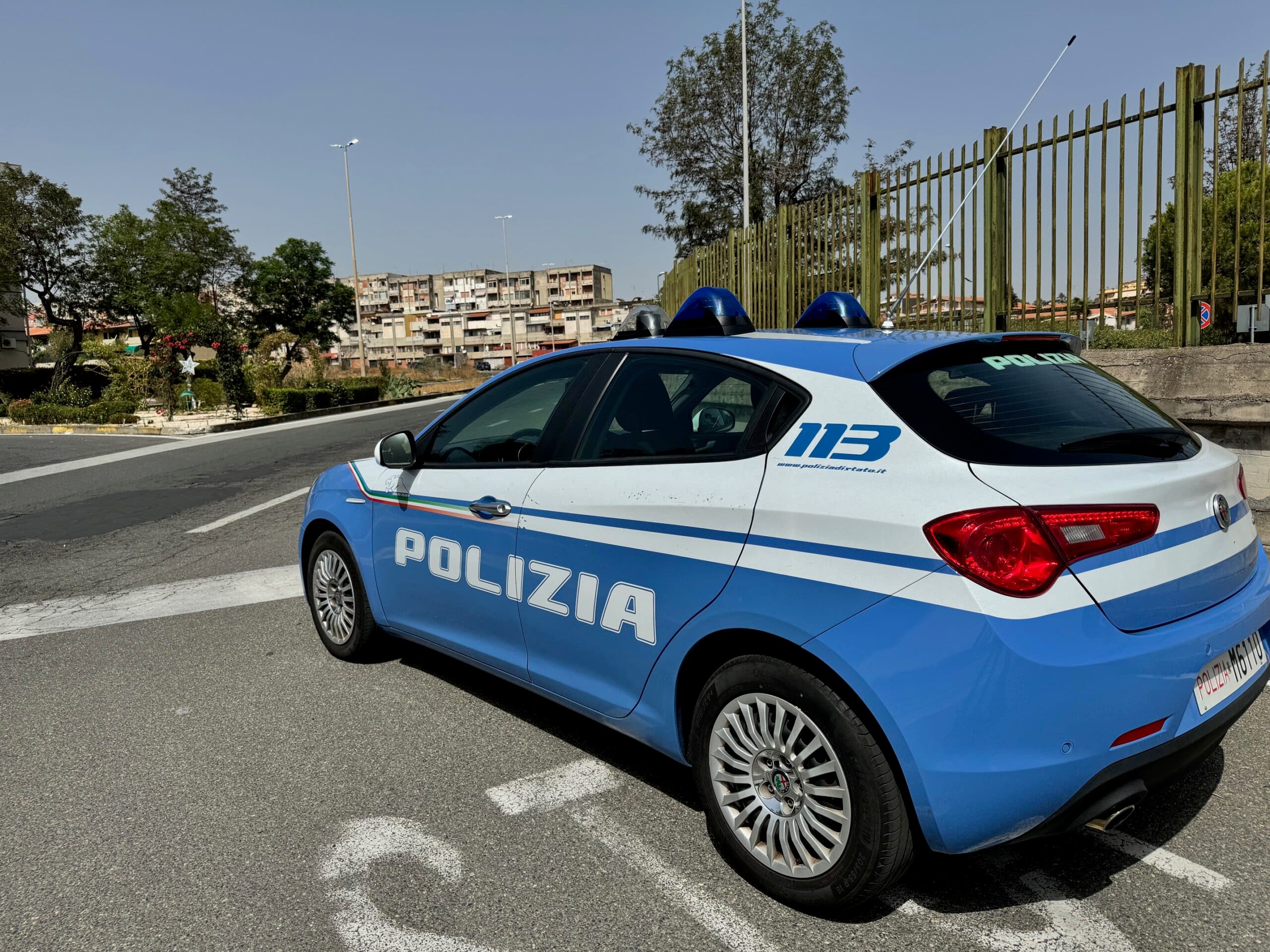 Catania, colpo allo spaccio in via Capopassero: il cane Ares scova oltre 11 chili di marijuana tra i rifiuti
