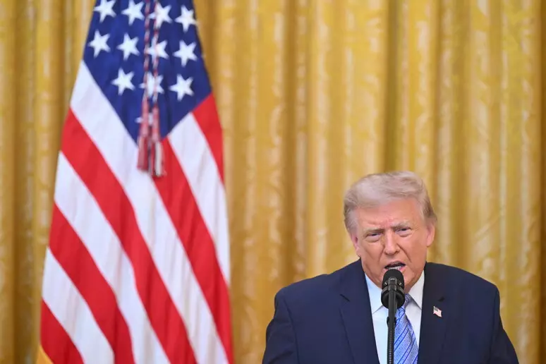 Arsenali Usa a secco per la guerra all'Iran? Trump smentisce le indiscrezioni e difende Hegseth: «Tutto falso, armi sufficienti»