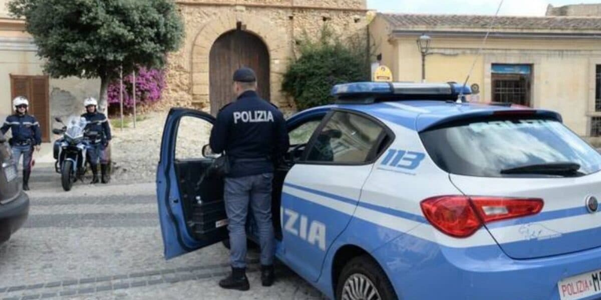 Crotone, arrestato un uomo per spaccio e detenzione illegale di armi da guerra