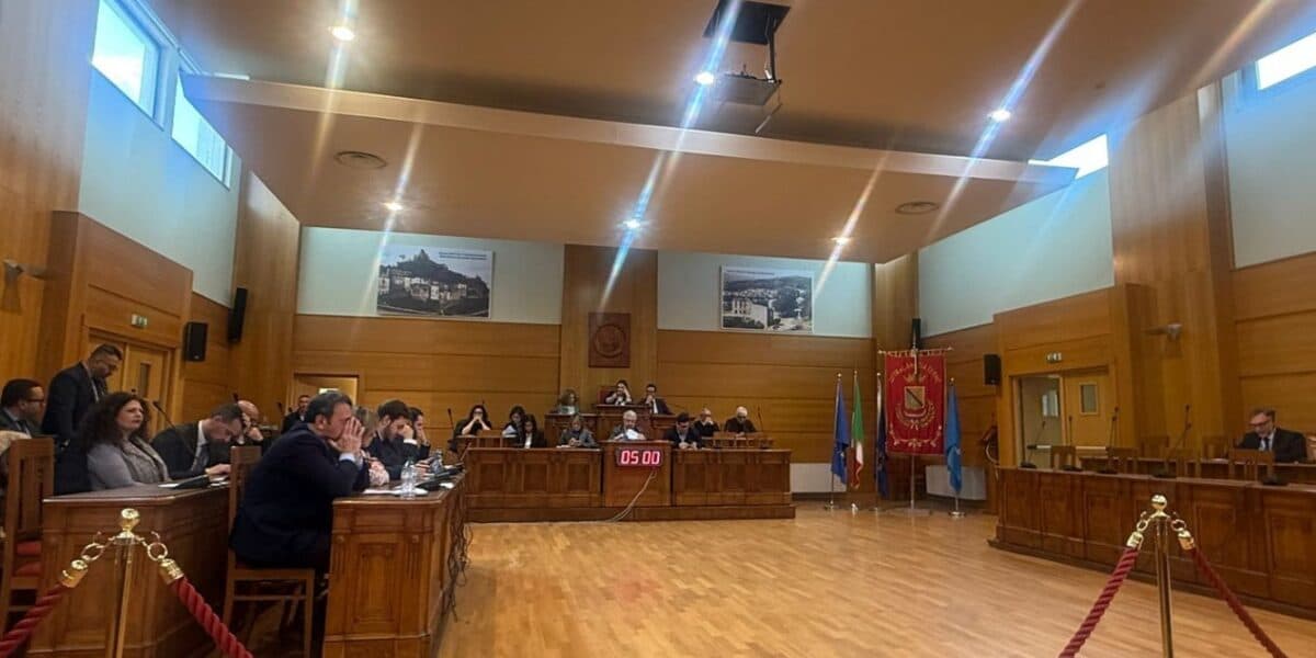 Lamezia, Murone al bivio tra deficit record e una maggioranza che scricchiola