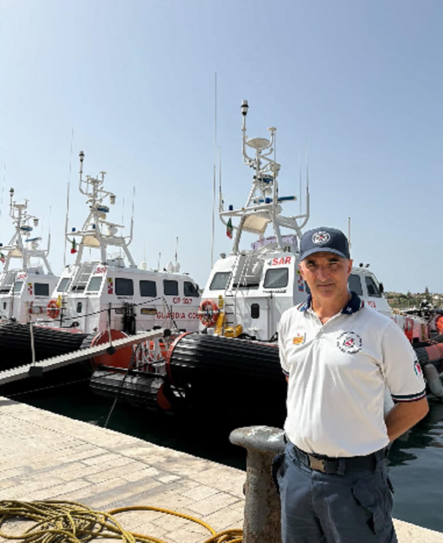 Le calze donate a un bimbo appena sbarcato a Lampedusa: la storia del militare della foto ricordata dal cardinale Zuppi