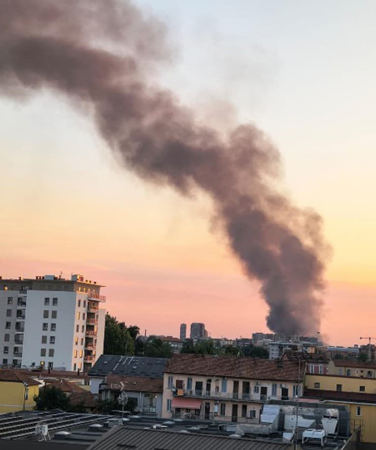 Vasto incendio nel deposito Bartolini a Milano: alta colonna di fumo nero, scatta l'allerta FOTO
