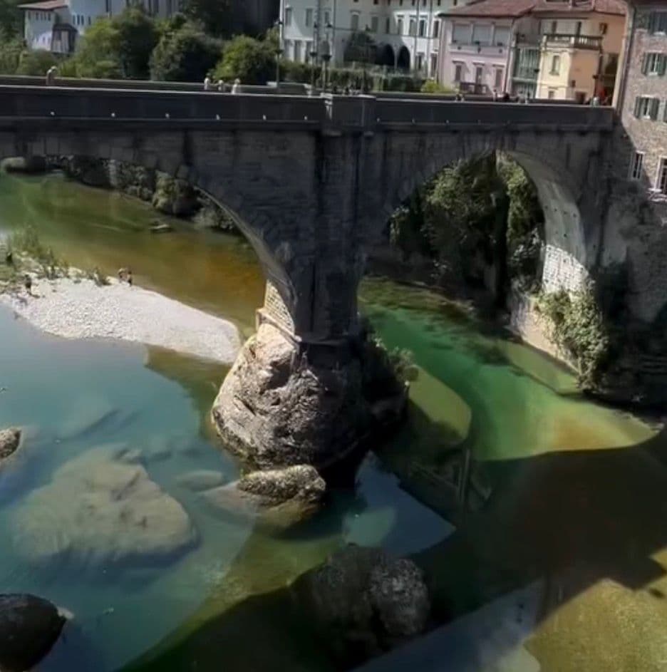 Topless sul fiume sotto il Ponte del Diavolo: sei anni di battaglia legale per una multa da 100 euro