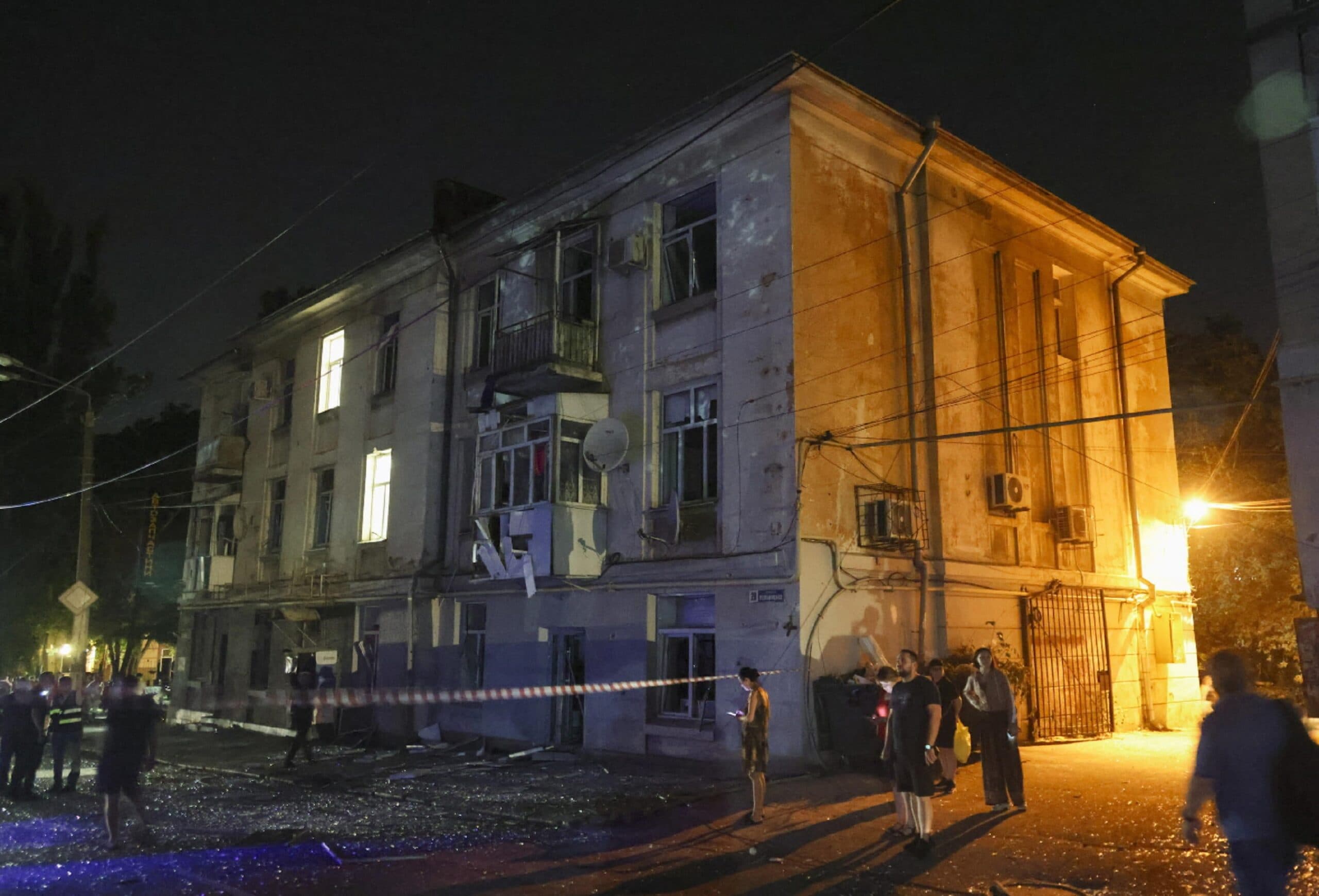 Mosca attacca Odessa nella notte: due morti e otto feriti. Zelensky: distrutto bombardiere russo Tu-95