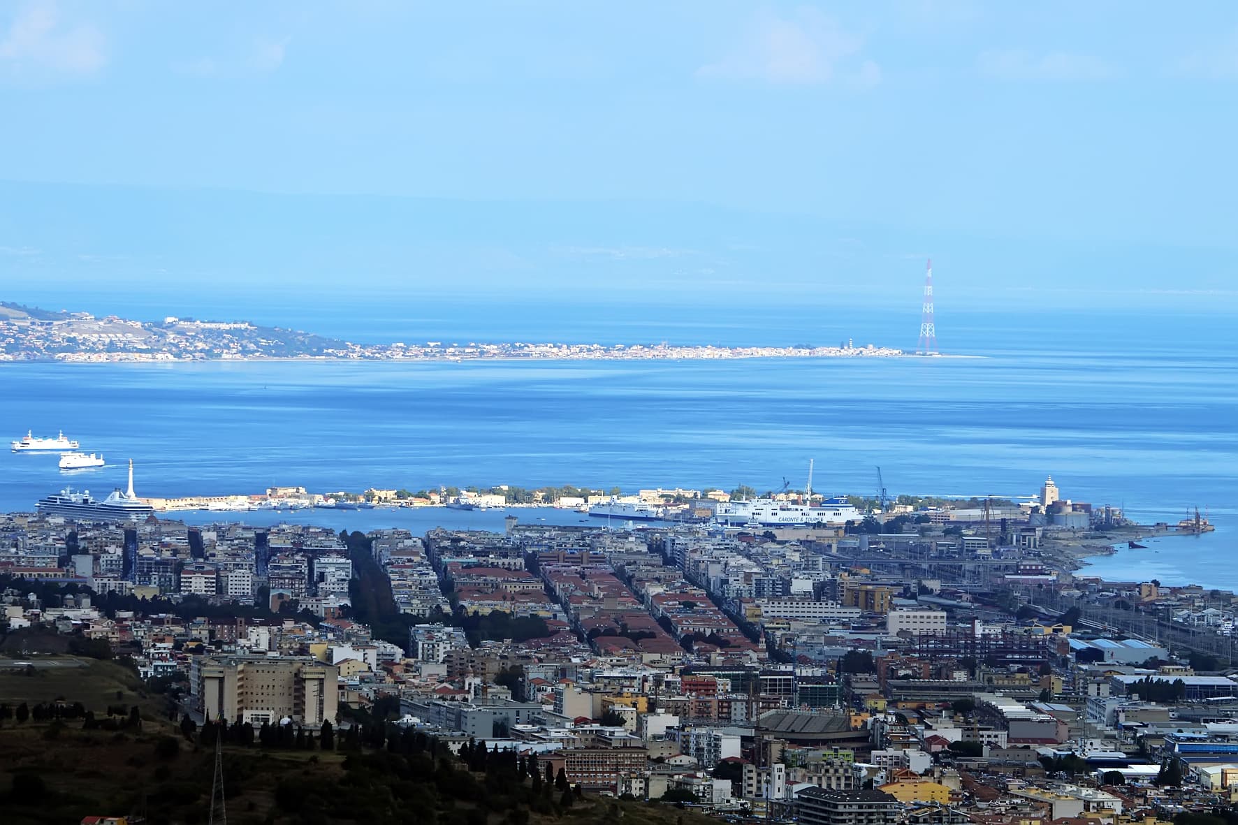 Caro carburante, gli armatori annunciano il blocco dello Stretto di Messina il 22 ottobre: «Pronti 100 pescherecci da Sicilia e Calabria»
