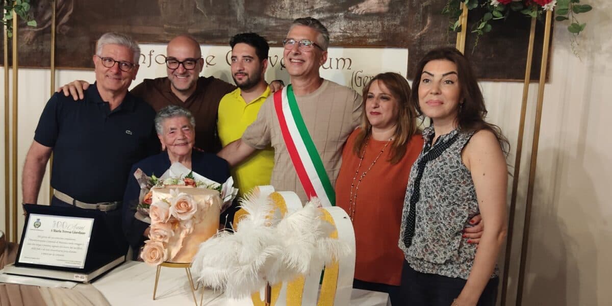 Mesoraca, una comunità in festa per i 100 anni della signora Maria Teresa Giordano