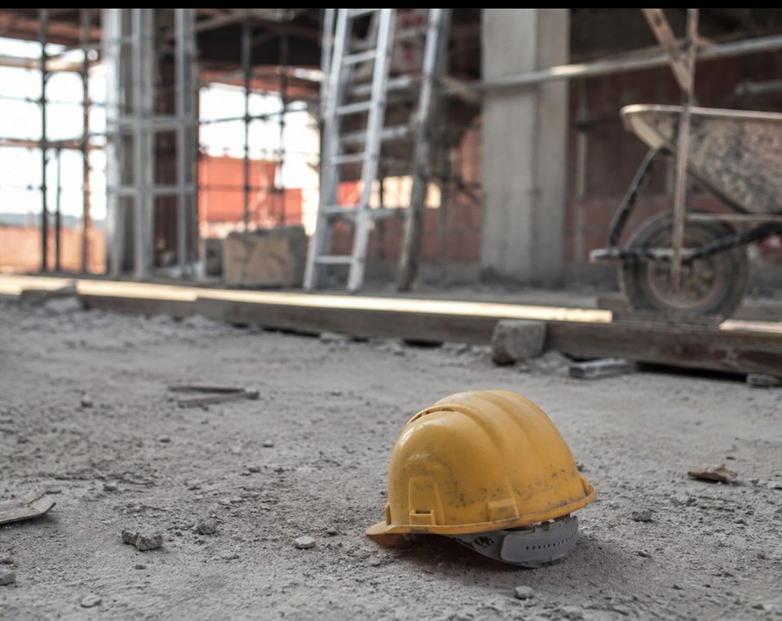 Strage infinita sui cantieri: tre morti sul lavoro a Firenze, Cagliari e Chieti. Un dramma senza fine