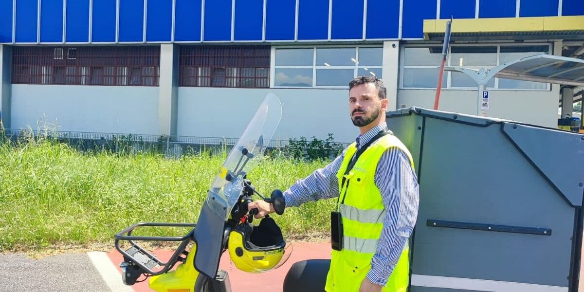 È calabrese il portalettere che a Brescia ha salvato un'anziana da un incendio in casa: «Non chiamatemi eroe»