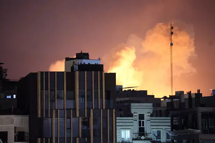 Escalation Usa-Iran su Hormuz: nuovi raid, contraerea a Teheran e la minaccia iraniana sulle infrastrutture del Golfo