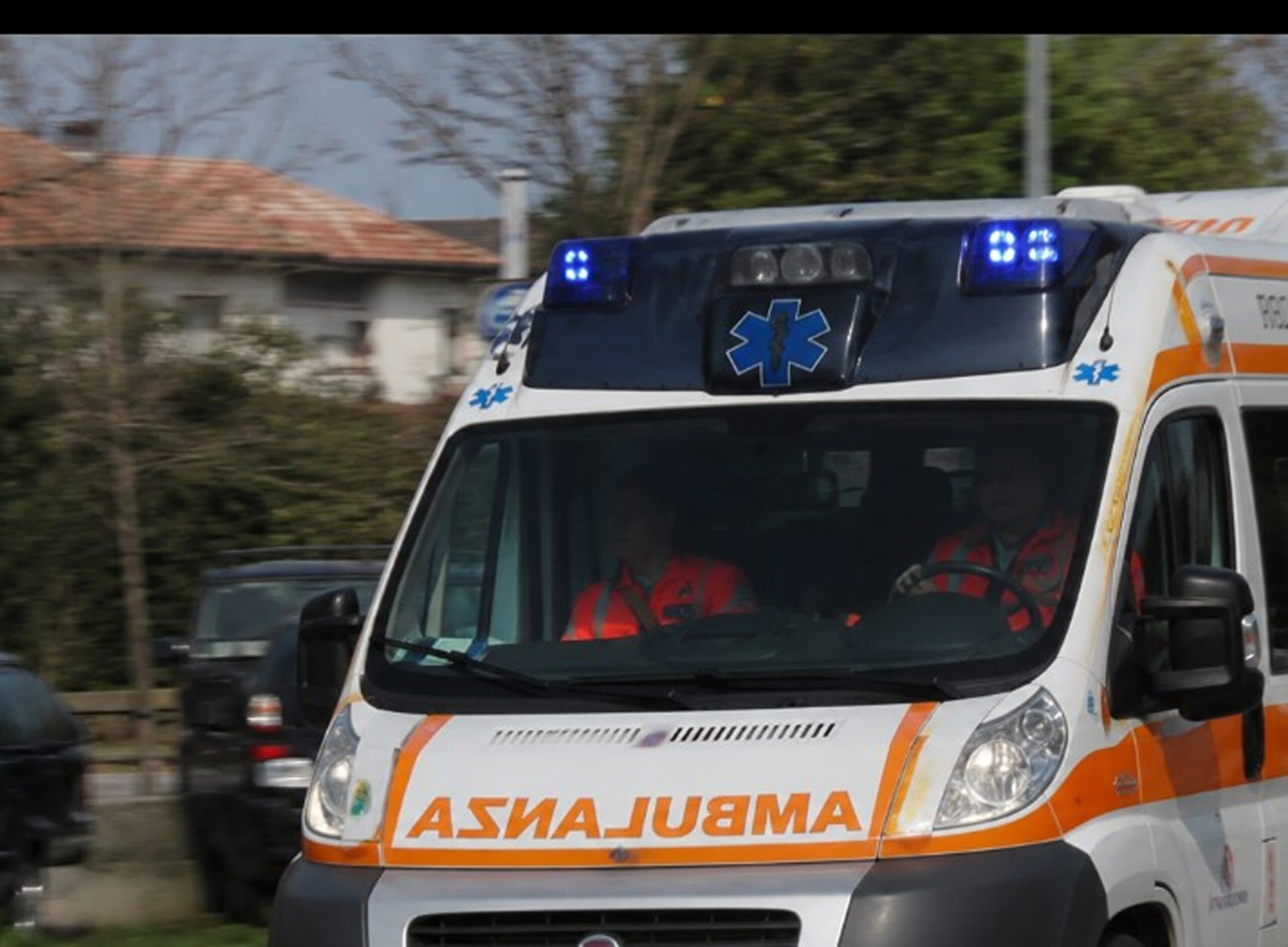 Usa il phon per asciugarsi i capelli e muore folgorata da una scarica elettrica a Pordenone