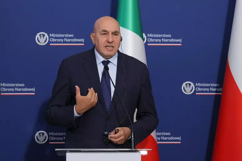 Il piano di Crosetto contro gli Houthi nel Mar Rosso, "Navi italiane a Bab el-Mandeb senza aspettare l'Ue"