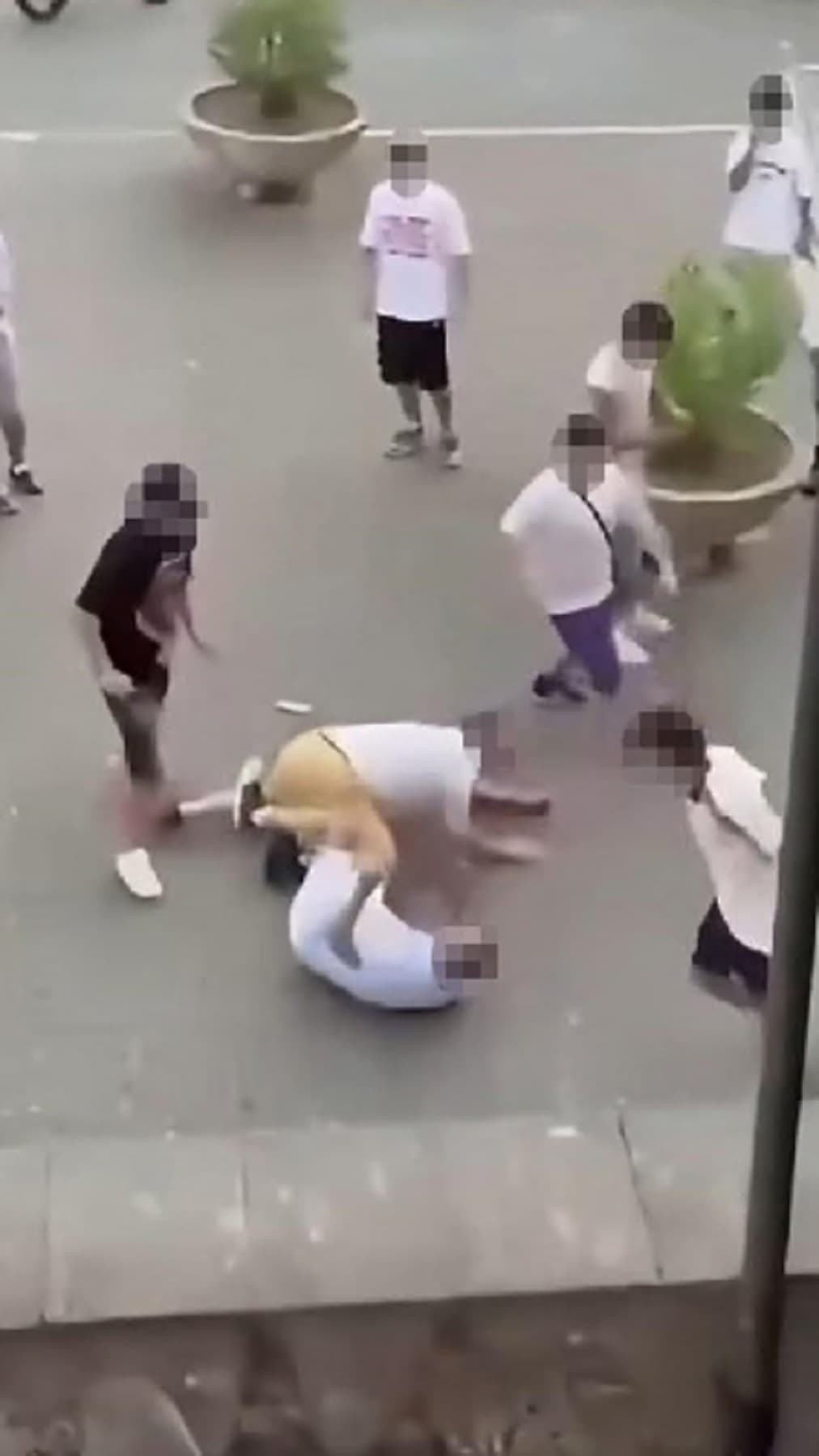 Anziano massacrato di calci, arrestato un diciottenne a Napoli: il video choc virale sui social