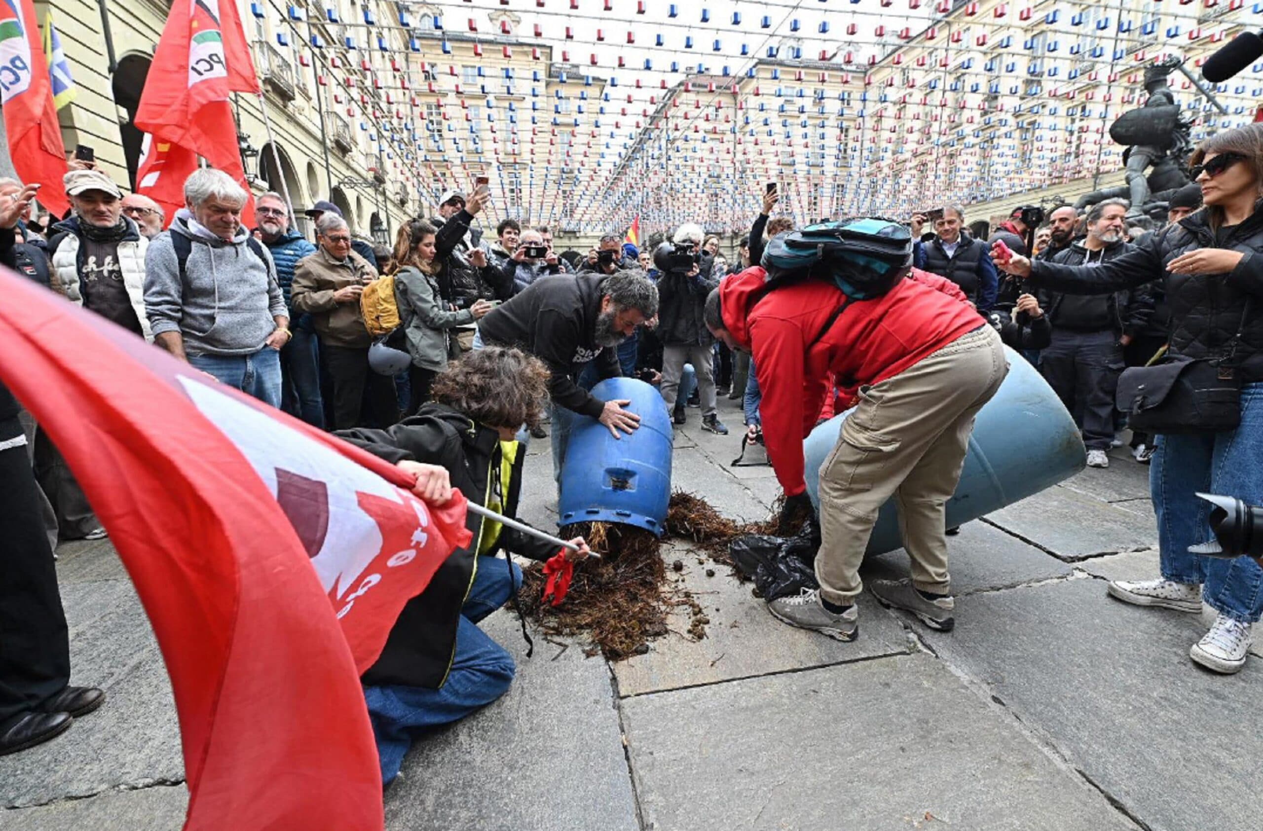Sciopero generale, migliaia in piazza in oltre 50 città: tensioni a Torino, blocchi nei porti e cortei da Milano a Palermo