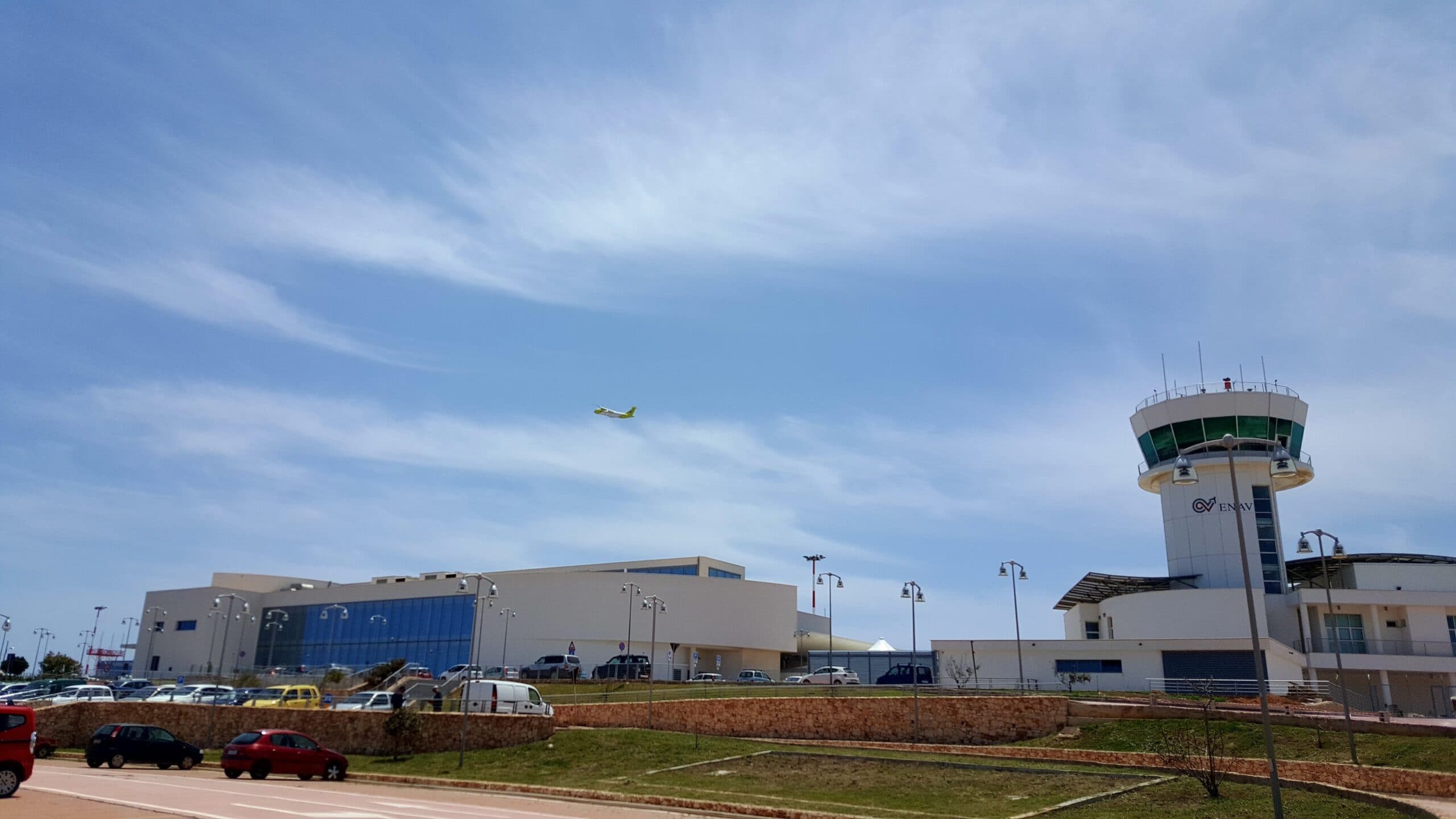 Paura sul volo Lampedusa-Catania, l'aereo rientra dopo l'allarme incendio