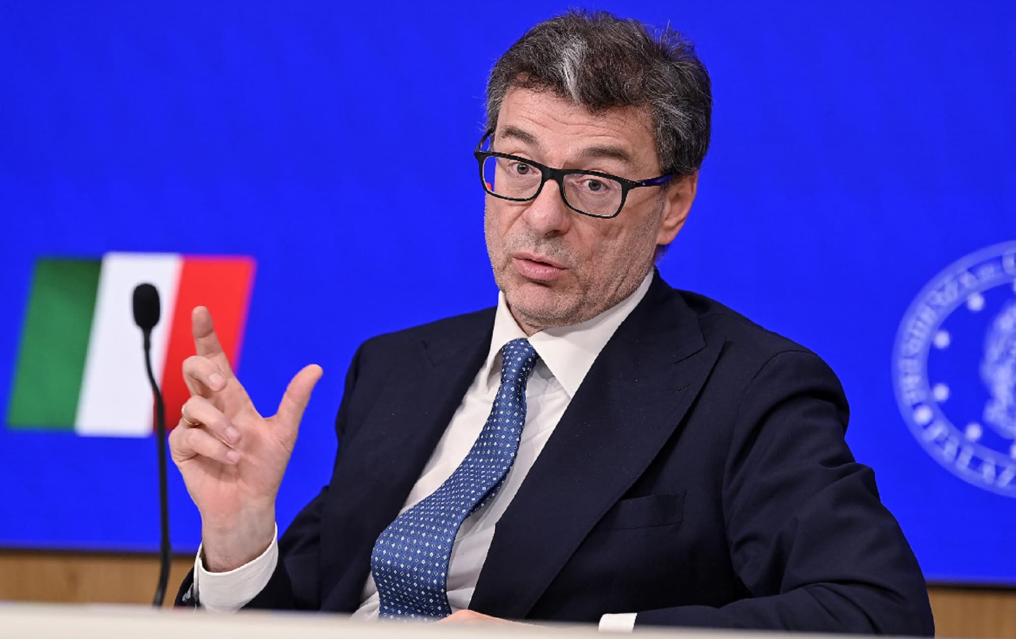 Giorgetti: «Con i tassi Bce in rialzo è fondamentale tenere sotto controllo il debito pubblico»