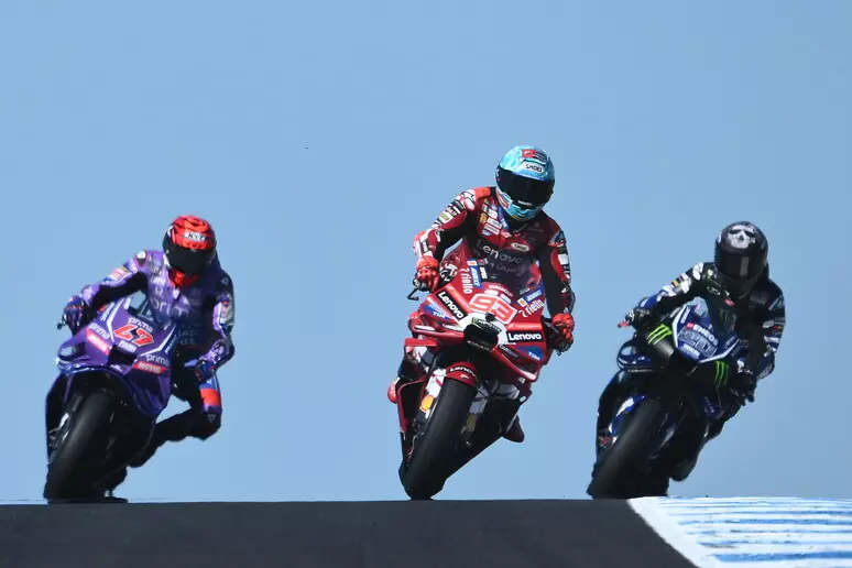 Moto Gp Australia, M. Marquez vince la Sprint Race e torna in testa al Mondiale. Frattura per Martin, domani non corre