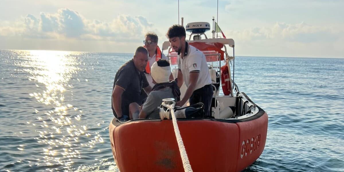 Scivola dalla scogliera nel Vibonese, salvato da Guardia Costiera e vigili del fuoco