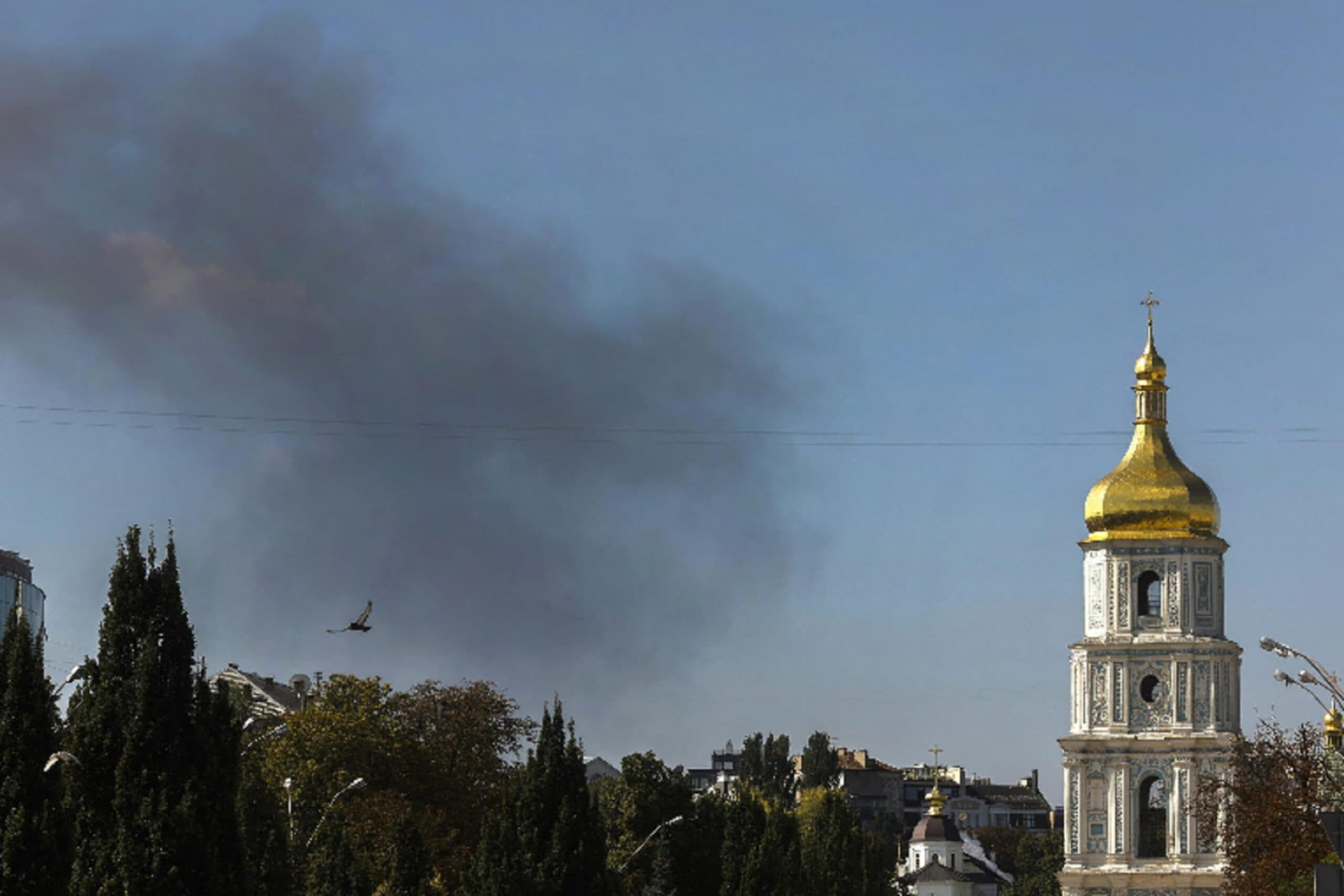 Kiev, un drone russo sulla casa degli 007: mirava all'ufficio del capo. Zelensky ordina il contrattacco