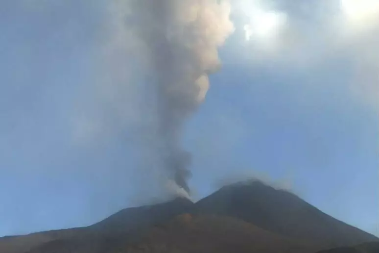 Etna in eruzione, cenere e colate di lava: aeroporto di Catania chiuso fino alle 17