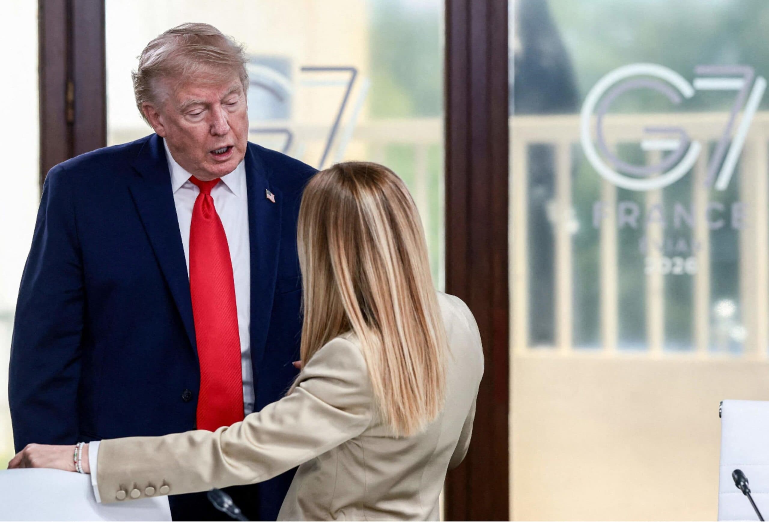 Trump contro Meloni: “Vuole tornare mia amica per i sondaggi”. Lei replica: "La mia popolarità non ti riguarda"