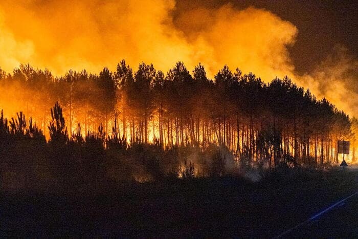 La Francia brucia, Gironda devastata: 220mila evacuati alla periferia di Bordeaux
