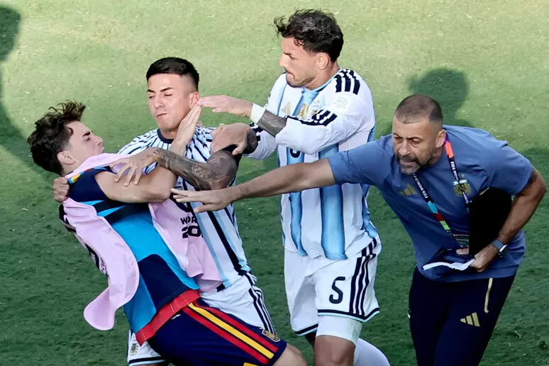 Stangata Fifa sull'Argentina dopo la finale persa con la Spagna: 10 turni a Paredes, 7 a Molina