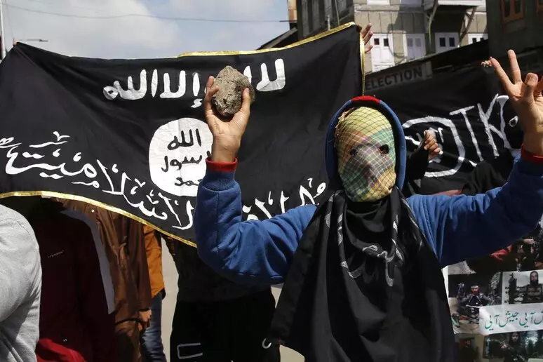 Propaganda per l'Isis, 16enne arrestato per terrorismo nel Comasco