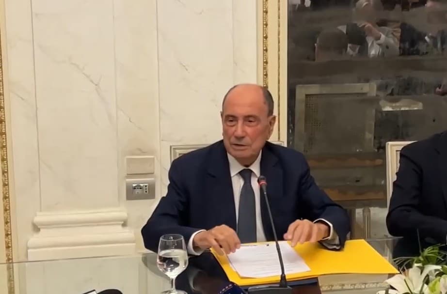Salta il vertice Tajani-Schifani, il governatore frena sulle dimissioni: l'opposizione scende in piazza, mentre nel centrodestra si chiude all'ipotesi Cateno De Luca