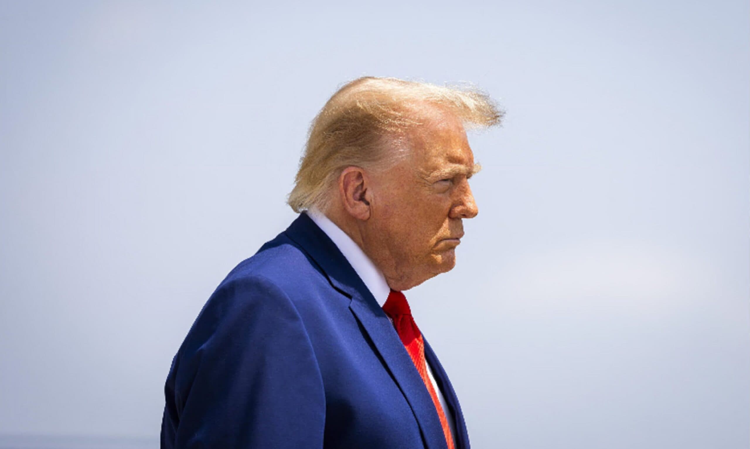 Trump sfida l’Iran: «Ho la capacità di decapitarlo. Hormuz è sotto il controllo Usa, ma la situazione è complessa». Intanto il petrolio vola
