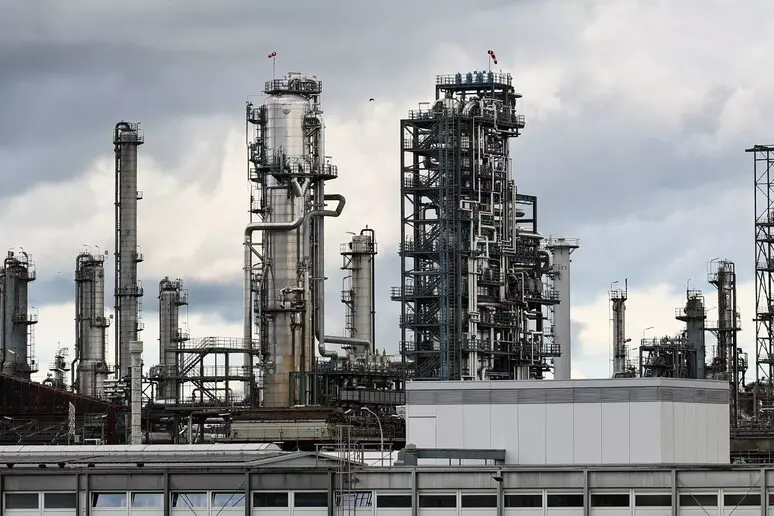 Sei paesi Ue chiedono tassa sugli extraprofitti delle compagnie petrolifere: c'è anche l'Italia