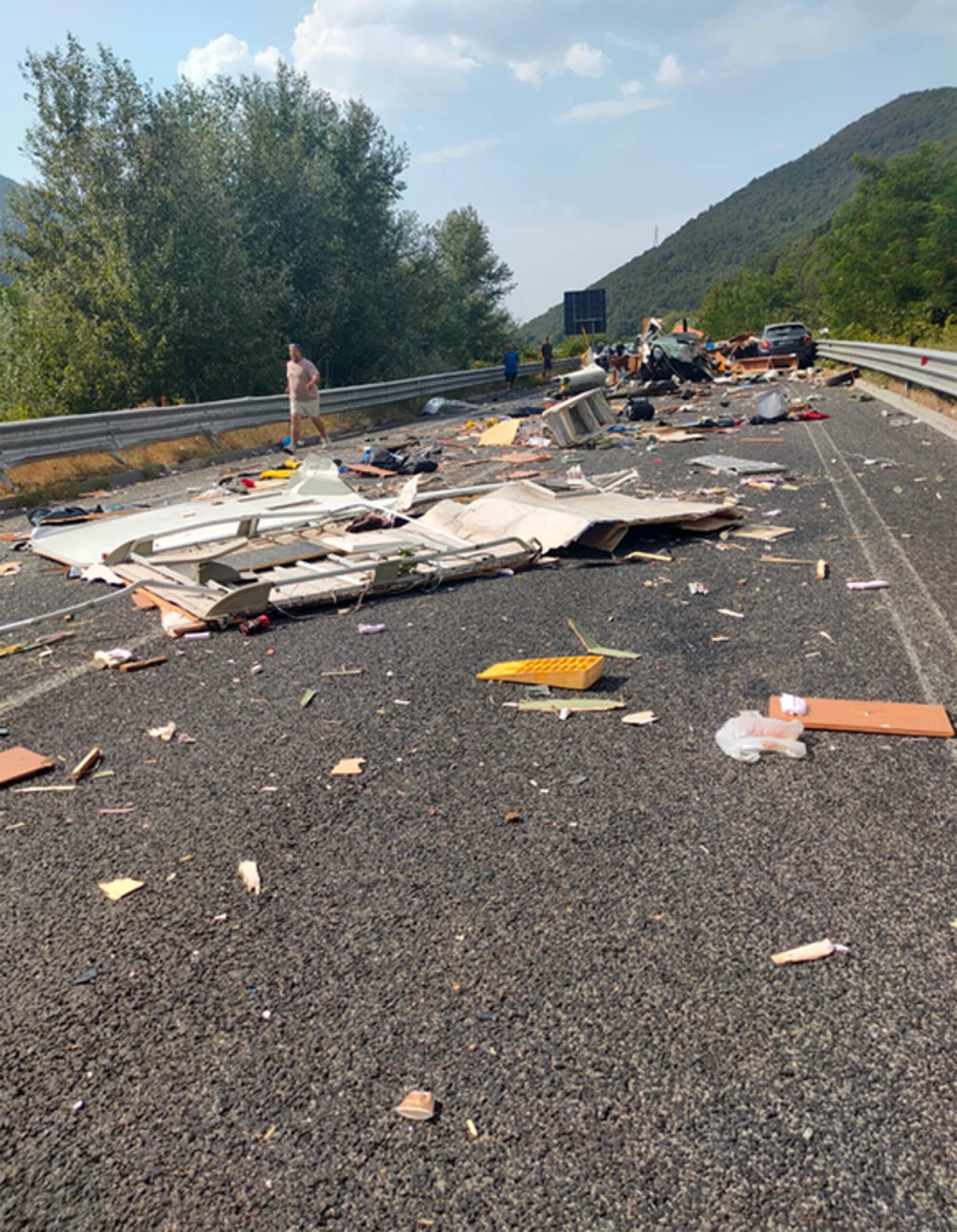Drammatico bilancio del gravissimo incidente stradale sulla Terni-Rieti: sei morti e 26 feriti in uno scontro camper-auto-bus