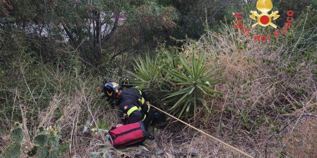 Si allontana dal bungalow e scompare per ore, uomo ritrovato ferito lungo una scarpata a Caminia