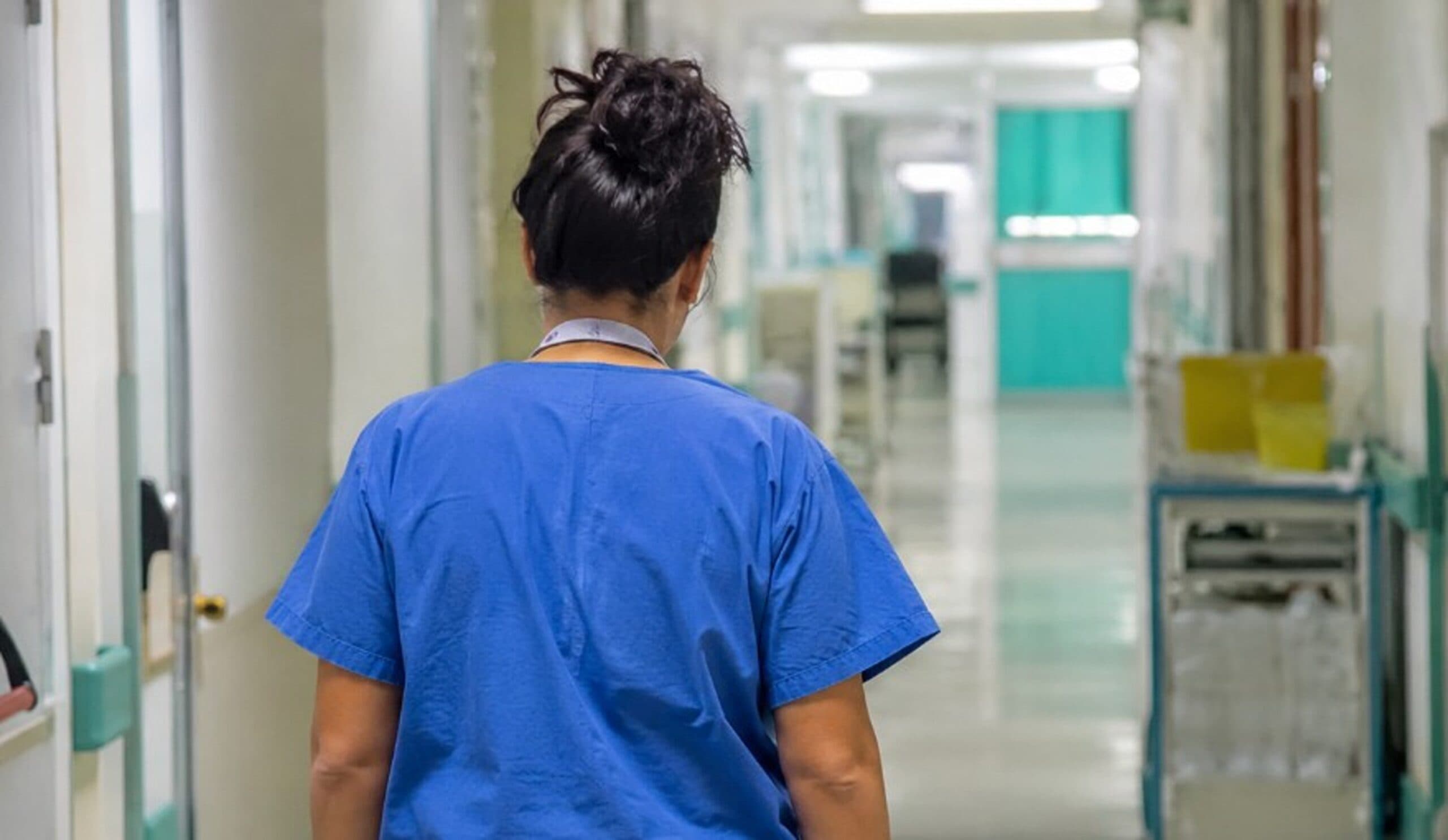 Bimbo di 3 anni rischia di annegare in mare, infermiera fuori servizio gli salva la vita